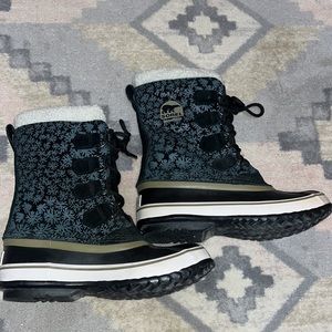 NULL SOREL PAC GRAPHIC BOOT